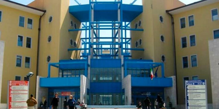 Giovane 21enne accoltellato al collo: è in gravissime condizioni