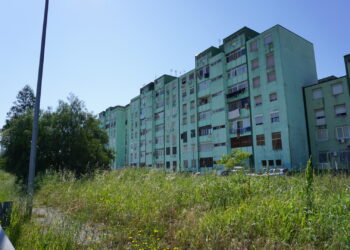 Si affaccia al balcone per vedere i fuochi e viene sparato: orrore a Caivano
