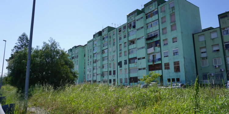 Si affaccia al balcone per vedere i fuochi e viene sparato: orrore a Caivano