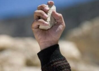 La nuova sfida sui social: scagliare sassi contro le abitazioni. Colpito un medico ad Afragola