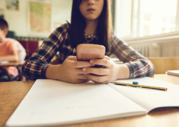 Professoressa accusata di adescamento di minori: spuntano video registrati in classe