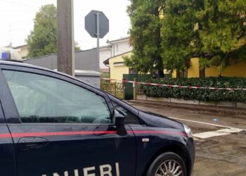 Lite in famiglia finisce in tragedia: uomo tenta di uccidere moglie e suocero poi si suicida