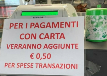 Polemica in un bar, esercente sporge un cartello: “Se paghi col Pos ti aumento il prezzo”