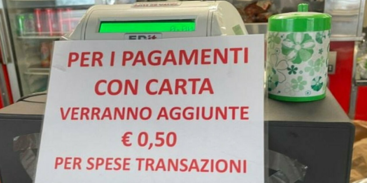 Polemica in un bar, esercente sporge un cartello: “Se paghi col Pos ti aumento il prezzo”