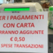 Polemica in un bar, esercente sporge un cartello: “Se paghi col Pos ti aumento il prezzo”