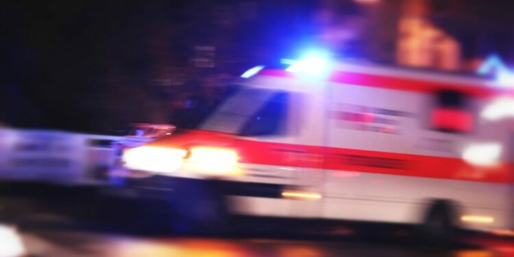 Si affaccia al balcone ed un petardo lo colpisce in faccia: altri feriti durante San Silvestro