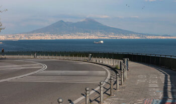 Finse di aver subìto un incidente, poi rapina una donna col bimbo a bordo