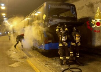 S’incendia il pullman dei tifosi del Genoa mentre percorre la galleria: ore di panico