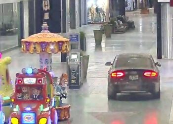 Assalgono il centro commerciale con la macchina e scappano col bottino