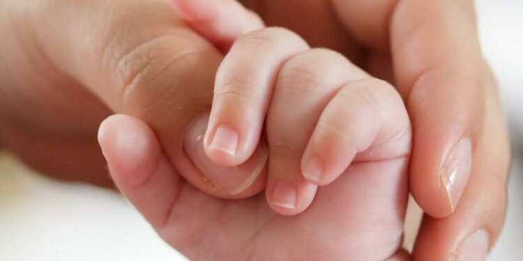 Tragedia in ospedale, bimbo appena nato smette di respirare: “Era sano, valori stabili”