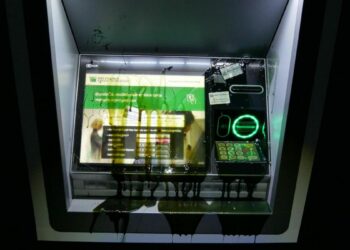 Attivisti francesi imbrattano e bloccano i bancomat della città: “State finanziando il mondo che muore”