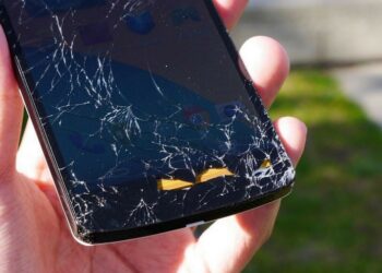 Minaccia figlia 16enne per aver fatto cadere il telefono, alcuni passanti sentono le urla e chiamano il 112