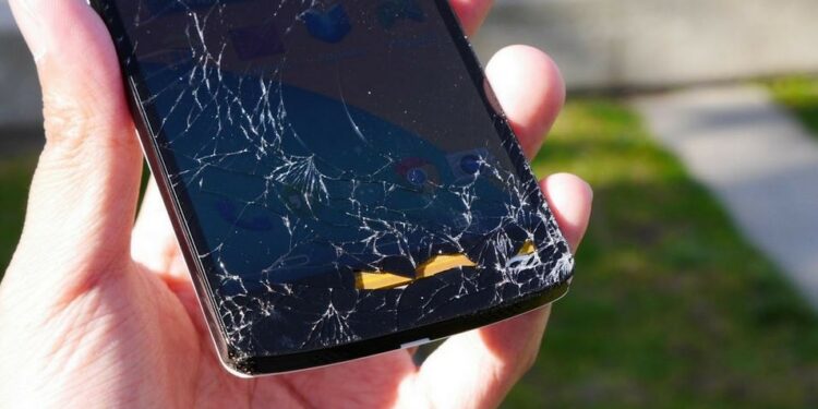 Minaccia figlia 16enne per aver fatto cadere il telefono, alcuni passanti sentono le urla e chiamano il 112