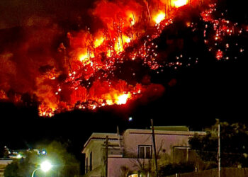 Grandissimo incendio ad Ischia, raggiunte anche alcune abitazioni: panico nell’isola