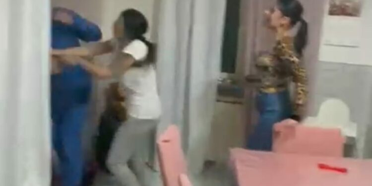 Uomo massacrato di botte dall’ex moglie e dalle due amanti: scattano le indagini