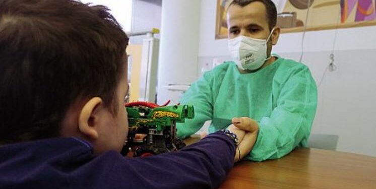 Padre eroe salva il figlio donando un polmone