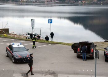 Corpo privo di vita ritrovato in una macchina sulla spiaggia del lago