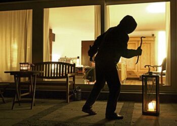 Rapina come in un film: 8 banditi entrano nella villa, legano l’intera famiglia e fuggono col bottino