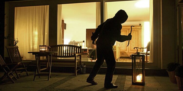 Rapina come in un film: 8 banditi entrano nella villa, legano l’intera famiglia e fuggono col bottino