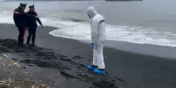 Cadavere a mare, scoperto a chi appartiene il corpo trovato dai pescatori