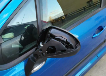 Torna la “truffa dello specchietto”, ma questa volta gli va male