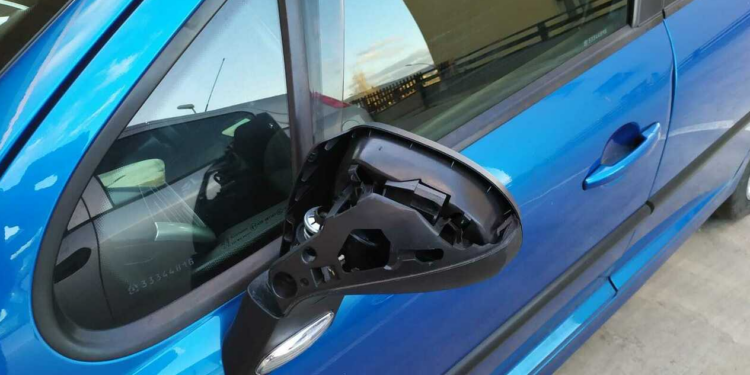 Torna la “truffa dello specchietto”, ma questa volta gli va male