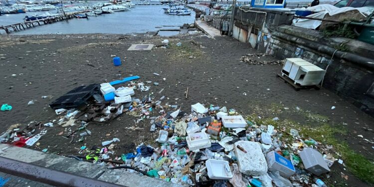 Napoli, discarica abusiva lungo Mergellina. Borrelli: “Intollerabile questo disastro”