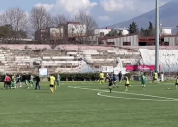 Rissa durante una partita di calcio, il video in basso