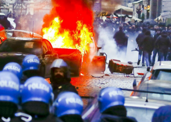 Caos per la partita Napoli-Eintracht: scontri a fuoco nelle vie della città: “Scateneremo una guerra”