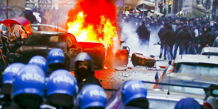 Caos per la partita Napoli-Eintracht: scontri a fuoco nelle vie della città: “Scateneremo una guerra”