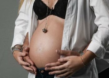 Ragazza 25enne rimane incinta del datore di lavoro di 50 anni, poi lui la licenzia