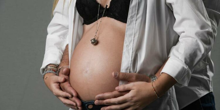 Ragazza 25enne rimane incinta del datore di lavoro di 50 anni, poi lui la licenzia