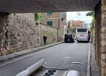 Autobus perde il “tetto” perché colpisce il sottopasso della Circumvesuviana