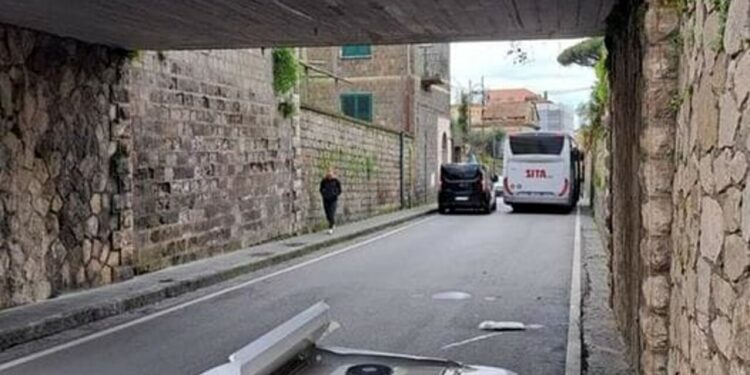 Autobus perde il “tetto” perché colpisce il sottopasso della Circumvesuviana