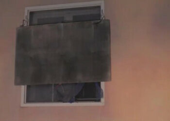 Segregata in casa con porte e finestre chiuse da sempre: una storia horror reale