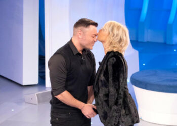 C’è Posta per Te, commozione per la sorpresa in studio: ospite anche Tiziano Ferro