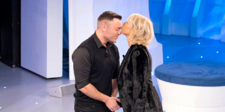 C’è Posta per Te, commozione per la sorpresa in studio: ospite anche Tiziano Ferro