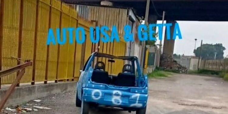 Auto dipinte di azzurro e poi lasciate abbandonate: indaga Luca Abete