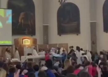 Tutti pazzi per lo scudetto: anche in Chiesa si canta il coro del Napoli