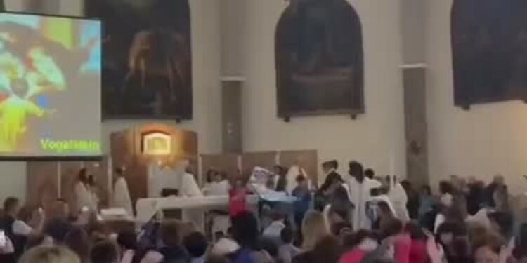 Tutti pazzi per lo scudetto: anche in Chiesa si canta il coro del Napoli