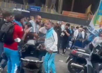 Mister Pella Pazzo minacciato fuori lo stadio Diego Armando Maradona