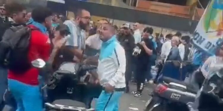 Mister Pella Pazzo minacciato fuori lo stadio Diego Armando Maradona