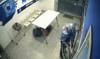 Mette un petardo nella lavanderia e fugge: incastrato dal video