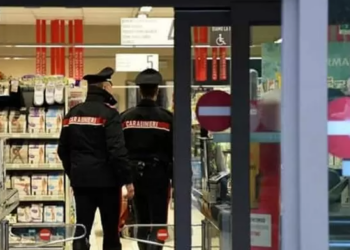“Non pagherò”, e minaccia i dipendenti di un supermercato