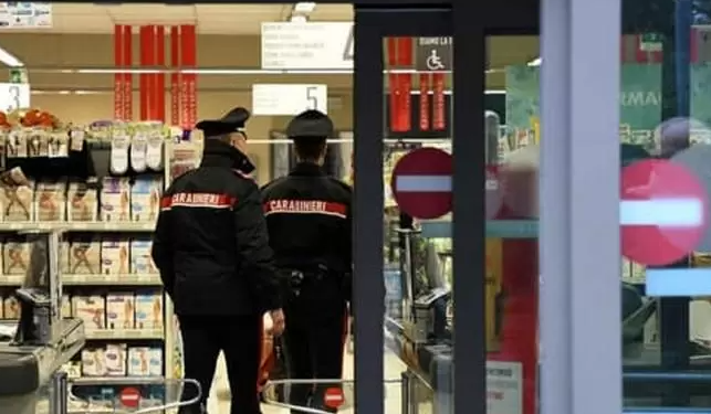 “Non pagherò”, e minaccia i dipendenti di un supermercato