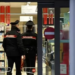 “Non pagherò”, e minaccia i dipendenti di un supermercato