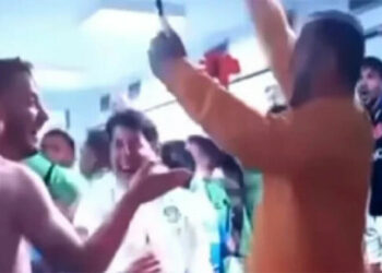 Tifoso entrò negli spogliatoi del Napoli per festeggiare lo scudetto: ora è stato denunciato | Facebook: Pino Grazioli News