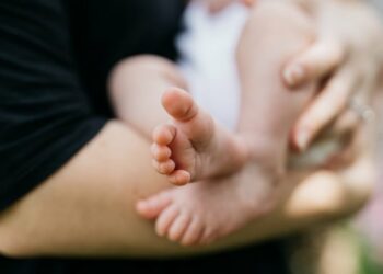 Uccide i figli neonati per un folle motivo: ritrovati i loro resti nel congelatore