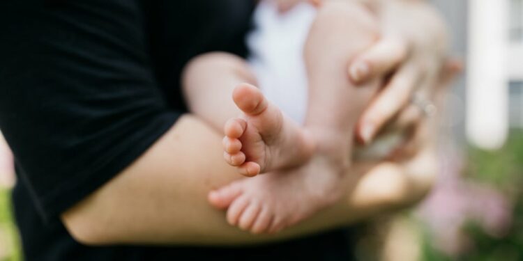 Uccide i figli neonati per un folle motivo: ritrovati i loro resti nel congelatore