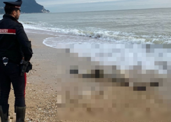 Scoperto un cadavere sul lungomare: giallo sulla sua morte